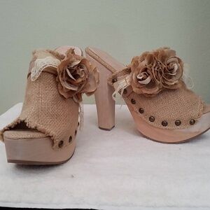 Aldo 4in heel vintage Aldo shoes in size 8 have a very and rustic chic design.